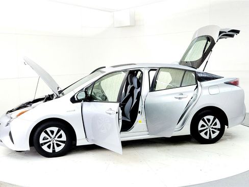 Used 2016 Toyota Prius Three w/ Advanced Technology Package image 10