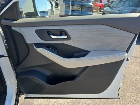 Used 2023 Nissan Rogue SV image 18