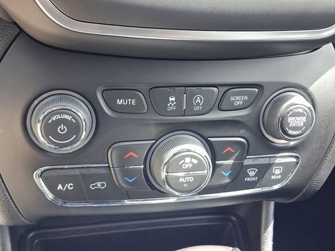 Used 2022 Jeep Cherokee Latitude Lux AWD/4WD image 17