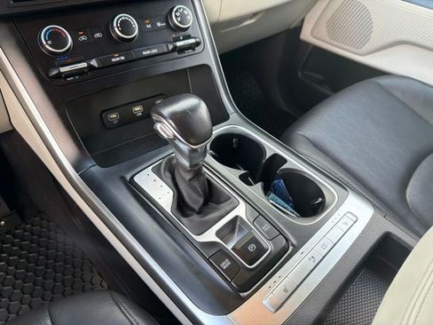 Used 2022 Kia Carnival LX FWD image 24
