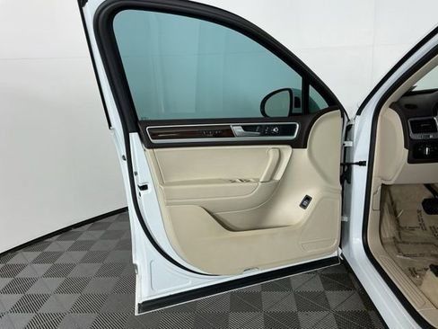 Used 2016 Volkswagen Touareg VR6 AWD/4WD image 12