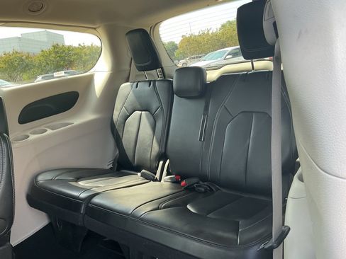Used 2024 Chrysler Pacifica Touring-L FWD image 10