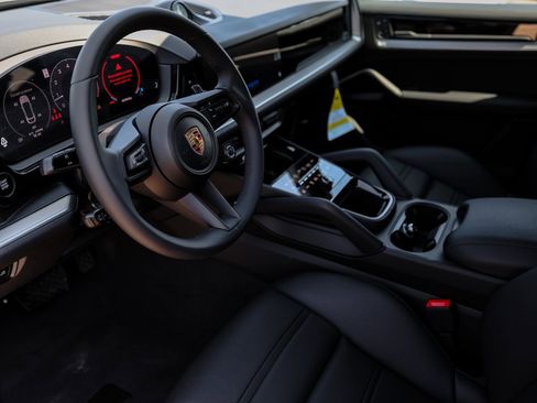 Certified 2025 Porsche Cayenne Coupe image 4