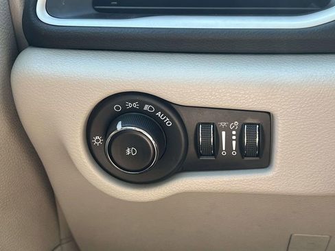 Used 2023 Chrysler Pacifica Touring-L FWD image 25
