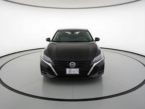 Used 2025 Nissan Altima 2.5 SV FWD image 2