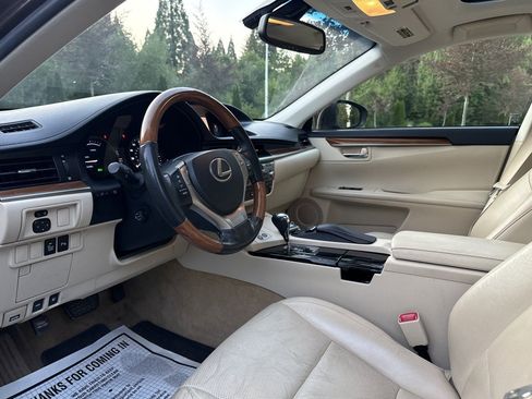 Used 2013 Lexus ES 300h w/ Luxury Pkg FWD image 15