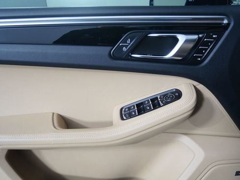 Used 2025 Porsche Macan AWD/4WD image 8