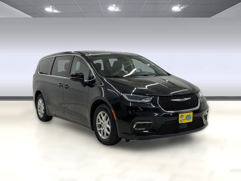Used 2023 Chrysler Pacifica Touring-L FWD image 6