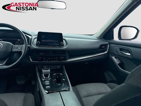 Used 2025 Nissan Rogue SV FWD image 30