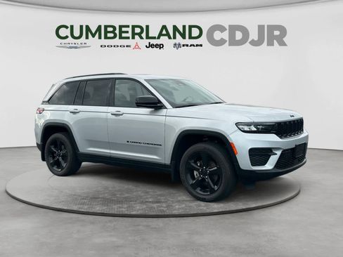 Used 2023 Jeep Grand Cherokee Altitude AWD/4WD image 8