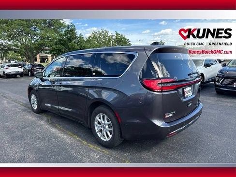 Used 2023 Chrysler Pacifica Touring-L FWD image 9