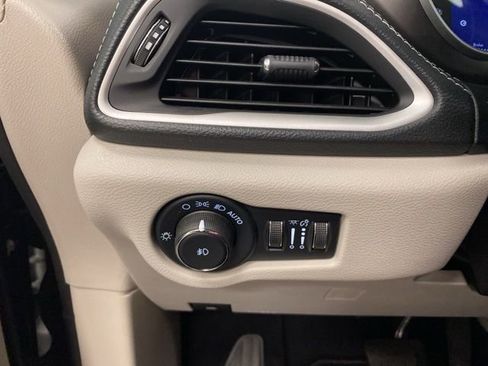 Used 2022 Chrysler Pacifica Touring-L FWD image 16