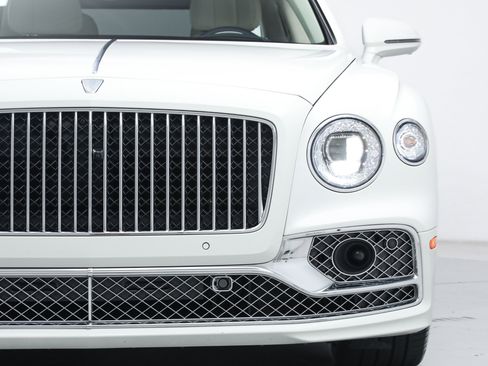 Used 2022 Bentley Flying Spur Plug-In Hybrid AWD/4WD image 11