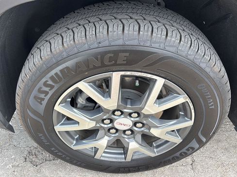 Used 2023 GMC Acadia SLT w/ Technology Package FWD image 12