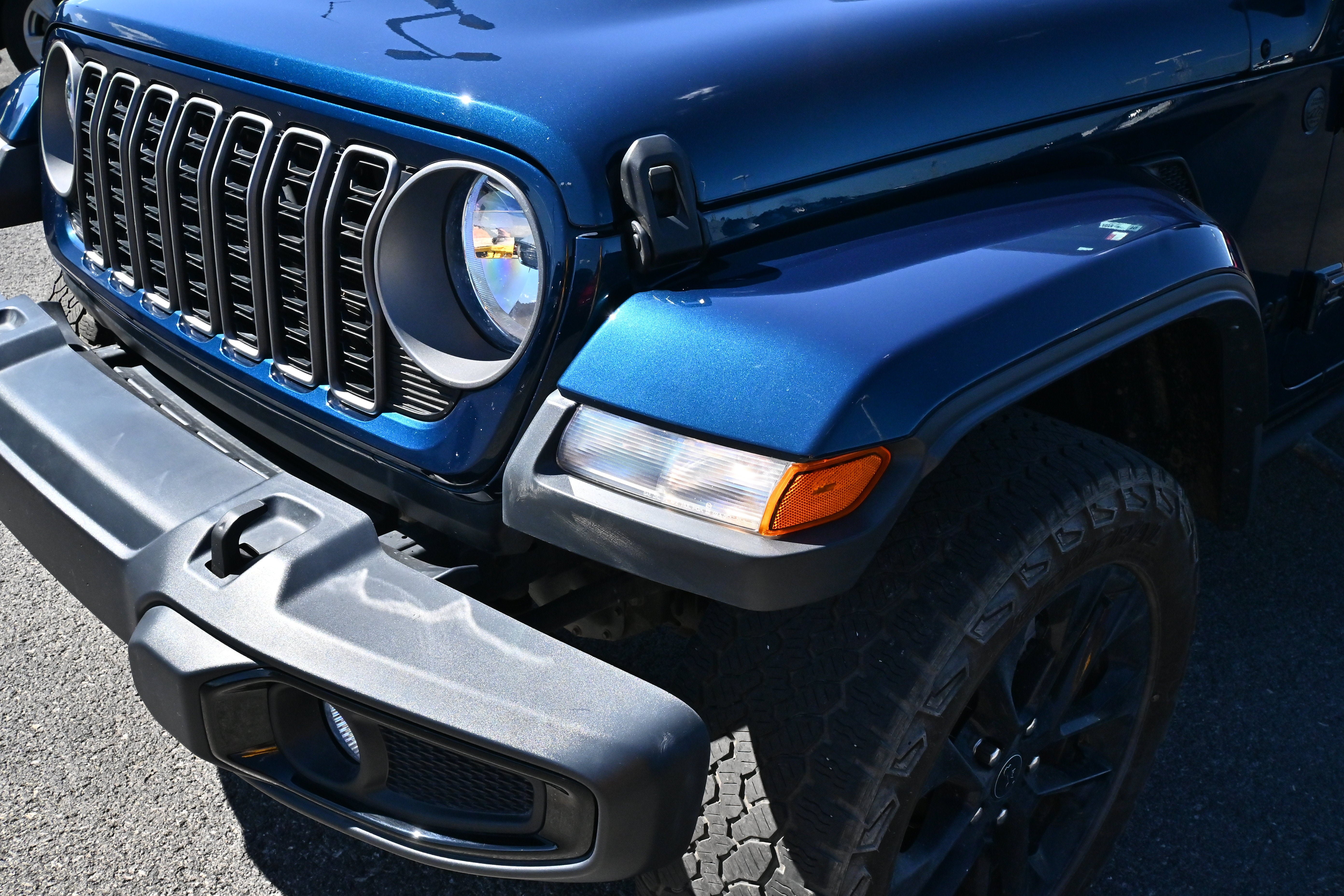 Used 2025 Jeep Gladiator Sport AWD/4WD image 13