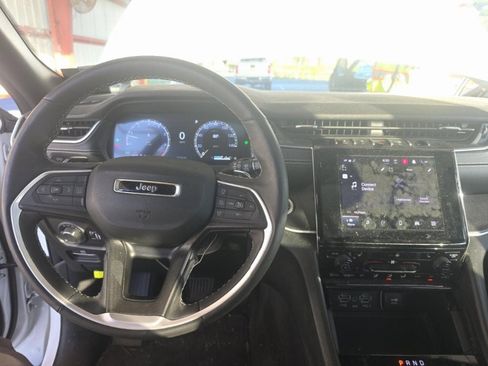 Used 2025 Jeep Grand Cherokee Altitude image 6