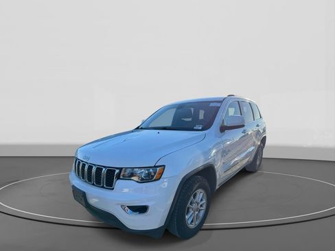 Used 2020 Jeep Grand Cherokee Laredo image 4