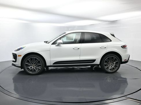 Certified 2025 Porsche Macan AWD/4WD image 2