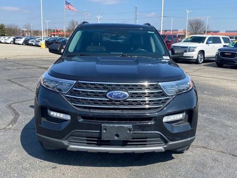 Used 2023 Ford Explorer XLT image 3