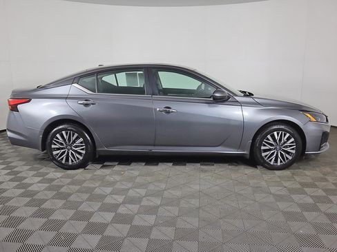 Used 2023 Nissan Altima 2.5 SV w/ SV Premium Package image 18