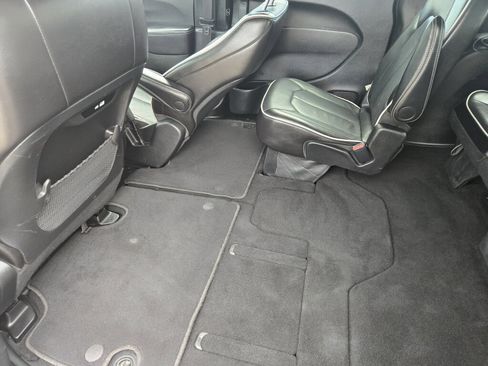 Used 2025 Chrysler Pacifica Limited FWD image 10