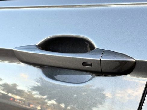 Used 2024 Volkswagen Tiguan SE image 8