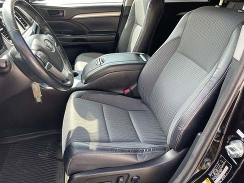 Used 2018 Toyota Highlander Plus AWD/4WD image 29