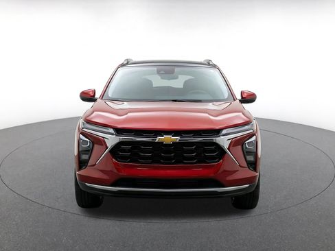 Used 2025 Chevrolet Trax LT w/ LT Convenience Package FWD image 3