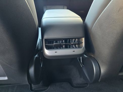 Used 2024 Tesla Model Y 2WD image 32