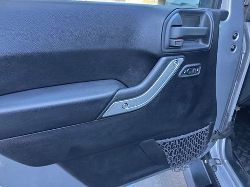 Used 2016 Jeep Wrangler Unlimited Sahara w/ Connectivity Group image 10