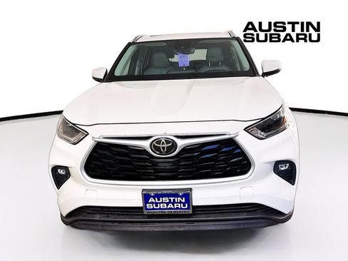 Used 2021 Toyota Highlander XLE image 2