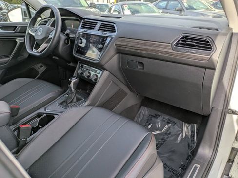 Used 2024 Volkswagen Tiguan SE image 25