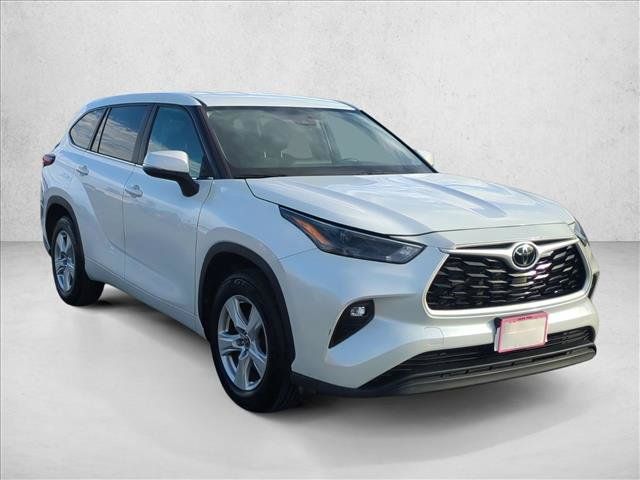Used 2025 Toyota Highlander LE FWD image 3