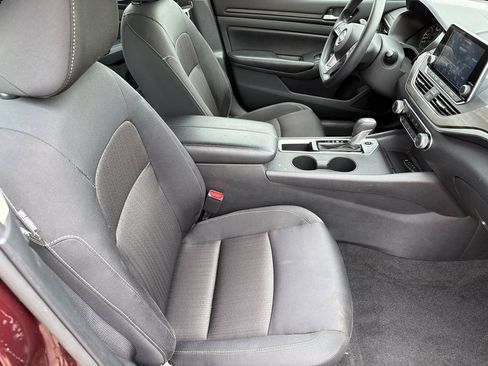 Used 2025 Nissan Altima 2.5 SV FWD image 13