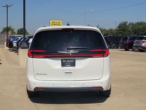 Used 2023 Chrysler Pacifica Touring-L FWD image 6