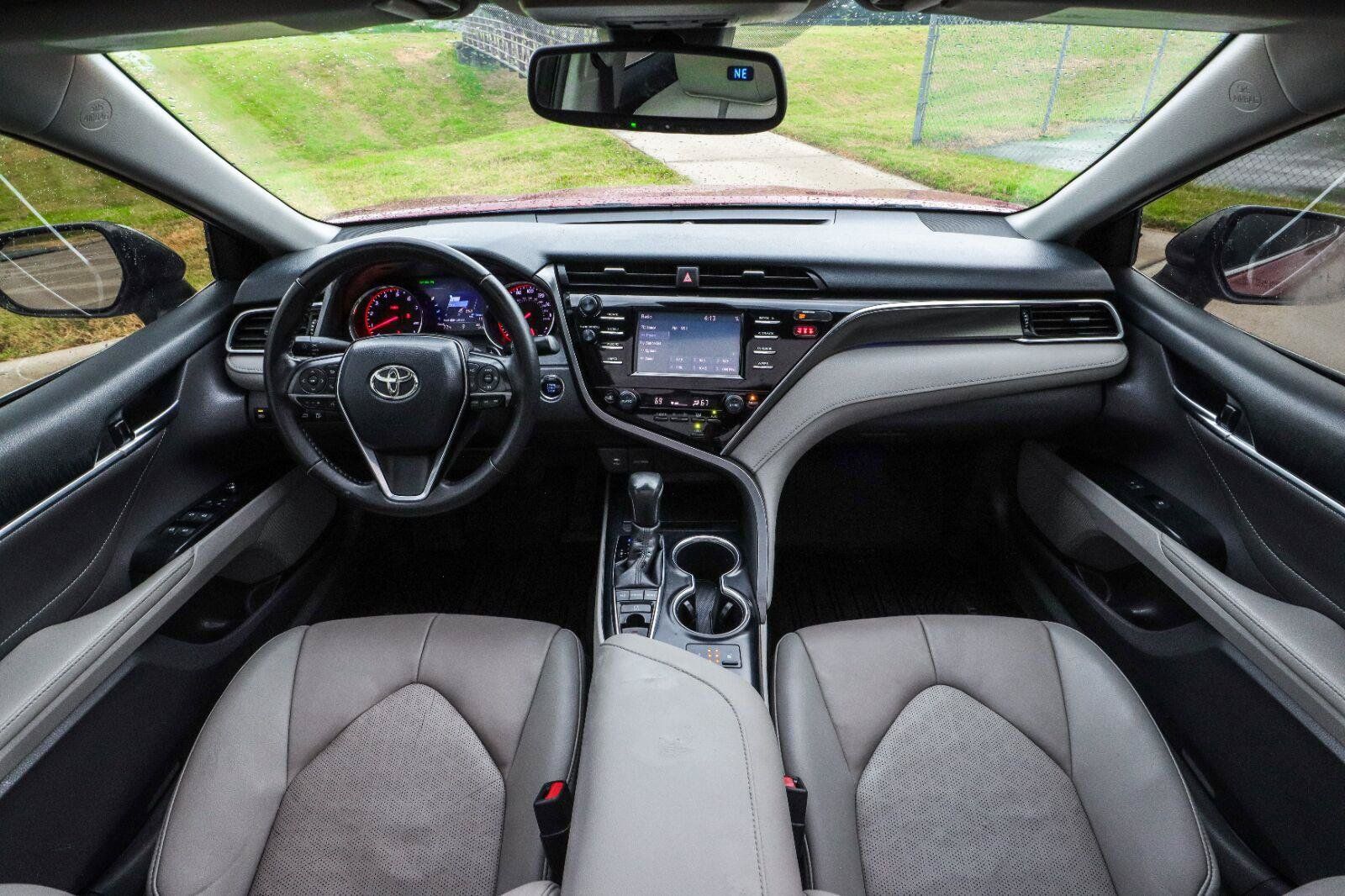 Used 2018 Toyota Camry XSE FWD image 2