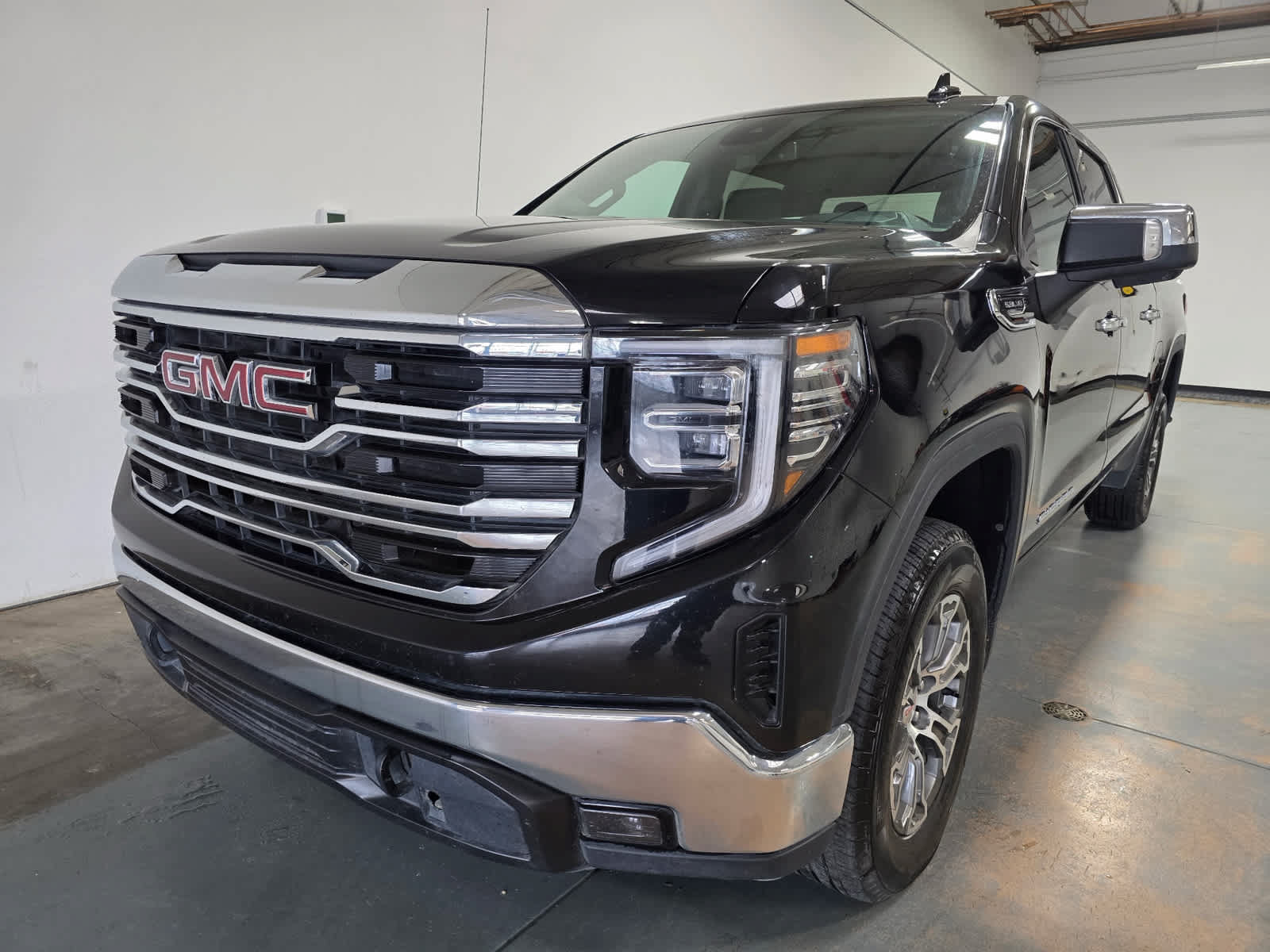Used 2025 GMC Sierra 1500 SLT AWD/4WD image 1