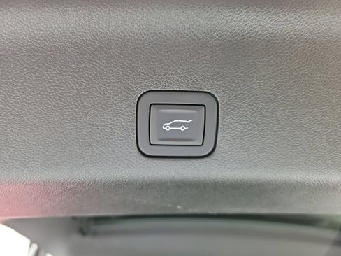 Certified 2025 Cadillac Escalade ESV Sport Platinum w/ LPO, Floor Liner Package AWD/4WD image 9