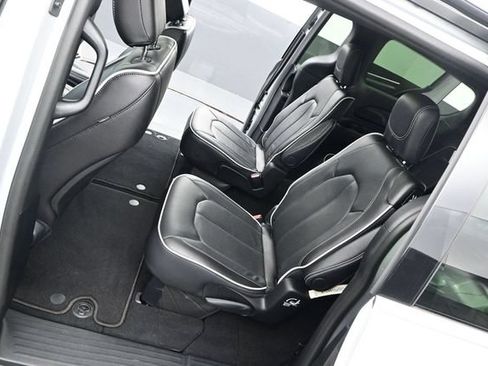 Used 2026 Chrysler Pacifica Limited FWD image 13