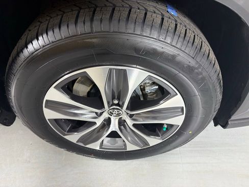 Used 2021 Toyota Highlander XLE image 11