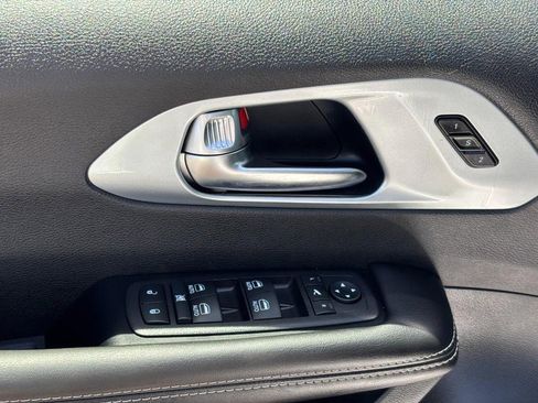 Used 2026 Chrysler Pacifica Limited FWD image 17