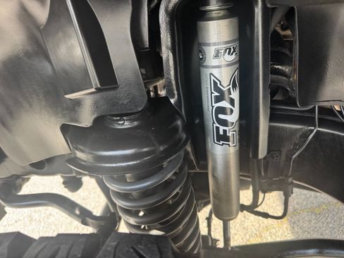 Used 2018 Jeep Wrangler Unlimited Rubicon w/ Connectivity Group image 30