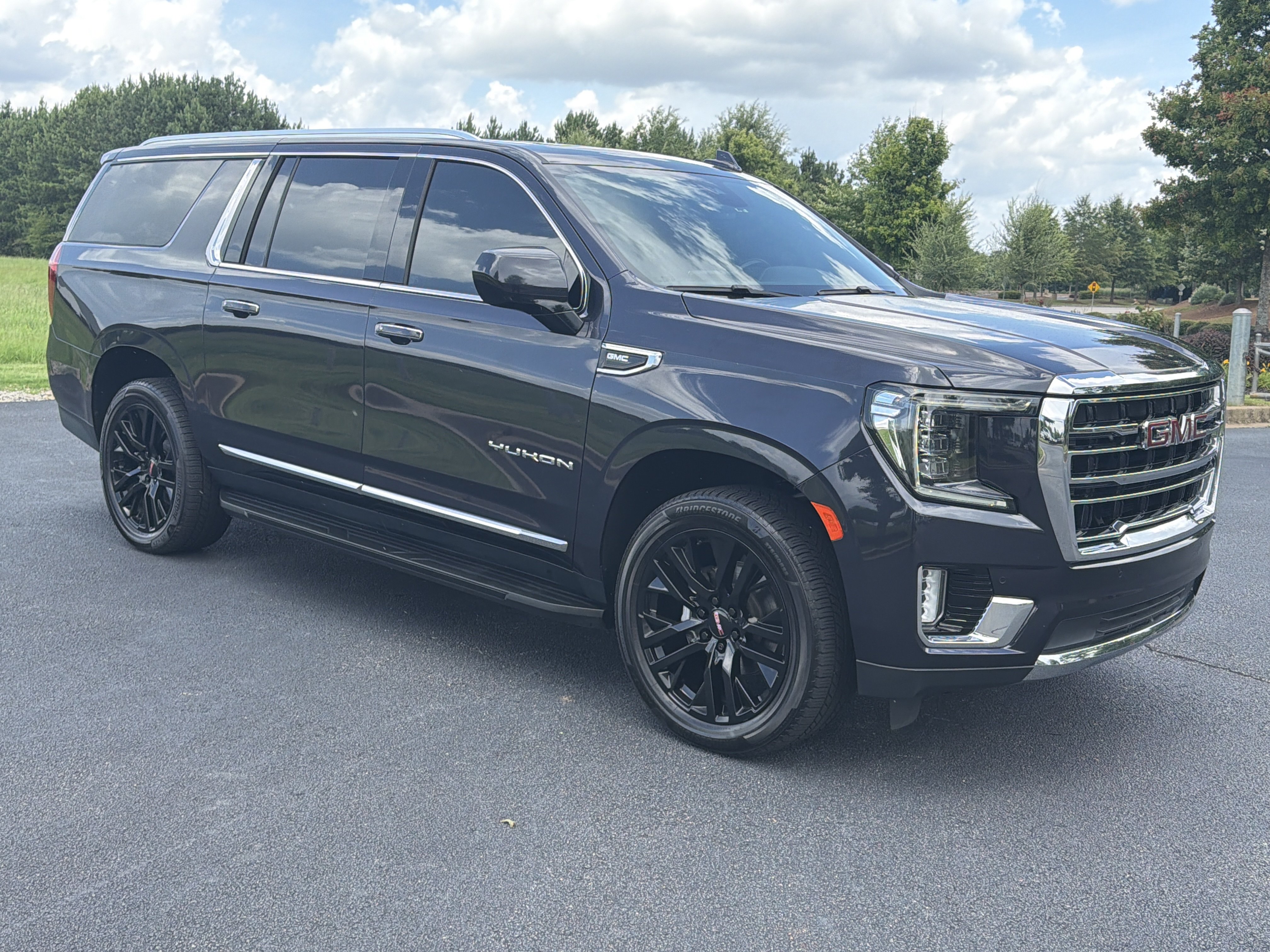 Used 2023 GMC Yukon XL SLT AWD/4WD image 2