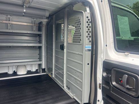 Used 2017 Chevrolet Express 2500 RWD image 17