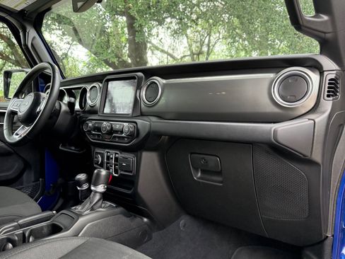Used 2019 Jeep Wrangler Unlimited Sahara AWD/4WD image 36