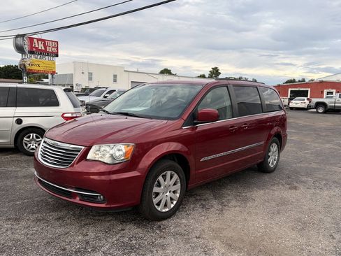 Used 2014 Chrysler Town & Country Touring FWD image 16