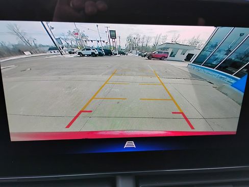 Used 2025 Chevrolet Trax LT w/ LT Convenience Package image 6