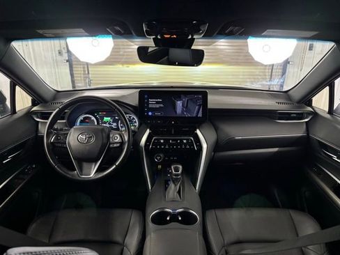 Used 2023 Toyota Venza XLE image 13