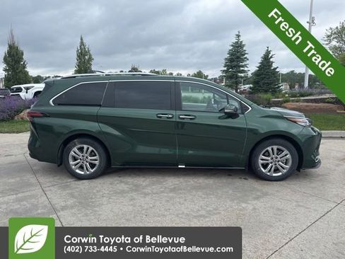 Used 2023 Toyota Sienna Platinum AWD/4WD image 2
