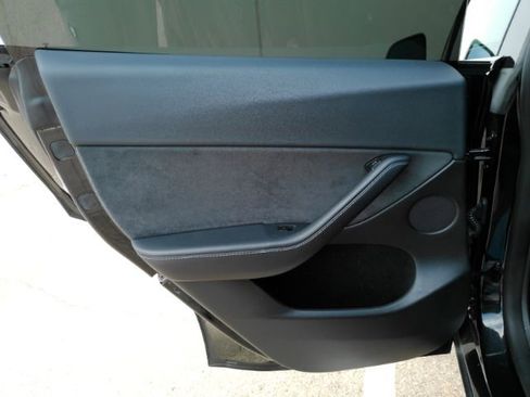 Used 2025 Tesla Model Y Long Range AWD/4WD image 16